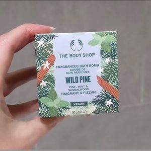 🆕The Body Shop fragranced & fizzy WILD PINE bath bomb#vegan